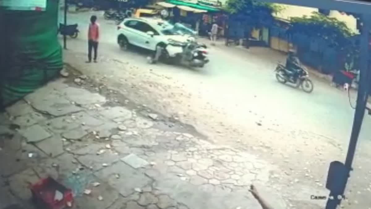 Car hits eight people in Indore  Car hits eight people in Indore two die on spot  Indore car accident  കാര്‍ എട്ട് പേരെ ഇടിച്ച് തെറിപ്പിച്ചു  അമിത വേഗത്തില്‍ എത്തിയ കാര്‍  മധ്യപ്രദേശ് ഇന്‍ഡോറില്‍ ഭന്‍വാര്‍ കുവാന്‍  ഭന്‍വാര്‍ കുവാന്‍  സിസിടിവി  ഇന്‍ഡോര്‍  ഇന്‍ഡോര്‍ കാര്‍ അപകടം