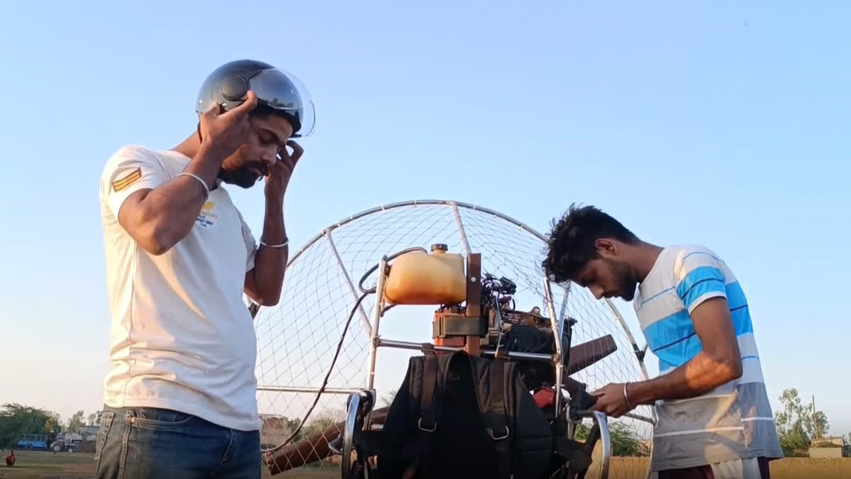 A bicycle mechanic made a paramotor glider after three years of hard work, got a job in the Indian Air Force