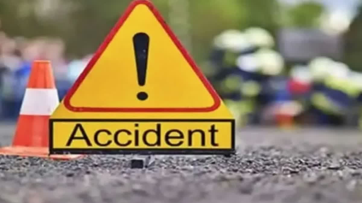 many person died  many person died in Bolero overturns  many person died in Bolero overturns in Canal  ಕಾಲುವೆಗೆ ಬಿದ್ದ ವಾಹನ  ಸಂಬಲ್‌ಪುರದಲ್ಲಿ ಭೀಕರ ರಸ್ತೆ ಅಪಘಾತ  ಮದುವೆಗೆಂದು ತೆರಳಿದ್ದ ವಾಹನ  ಸಂಬಲ್​ಪುರದ ಘಮ್ಮನ್ ಕಾಲುವೆ ಬಳಿ ಈ ಅಪಘಾತ  ಒಡಿಶಾದ ಸಂಬಲ್​ಪುರದಲ್ಲಿ ಭೀಕರ ರಸ್ತೆ ಅಪಘಾತ  ಜನರು ಕಾಲುವೆಯಲ್ಲಿ ಉಸಿರುಗಟ್ಟಿ