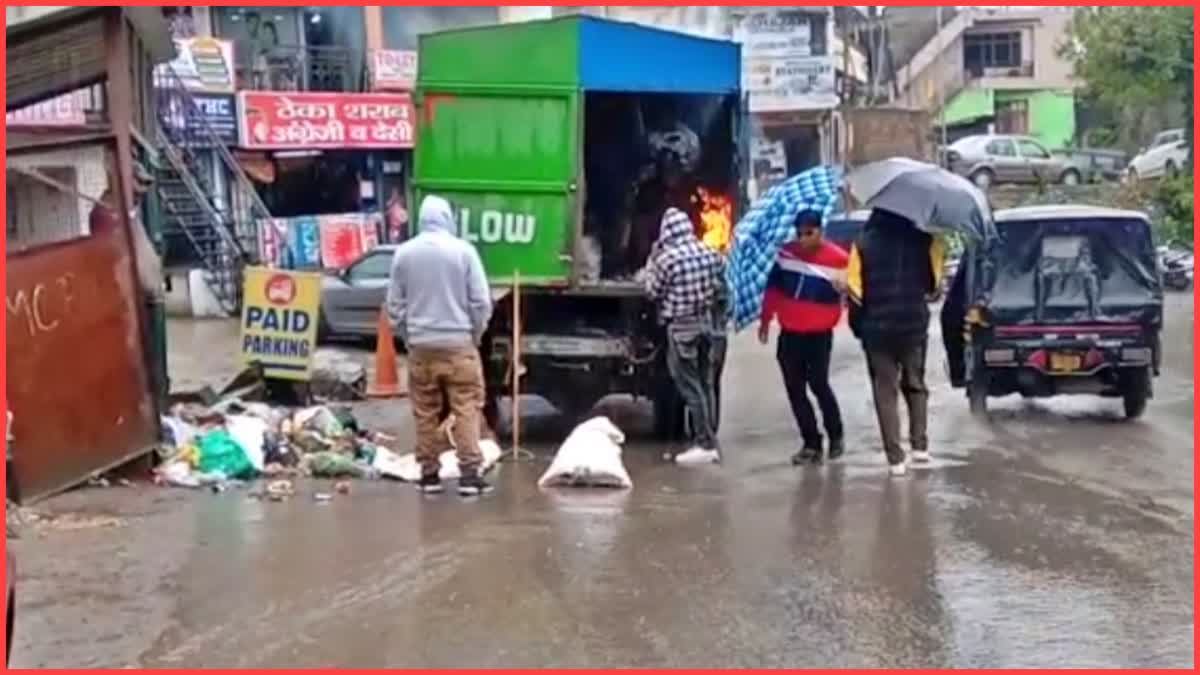 workers of MC Solan burnt the garbage in vehicle