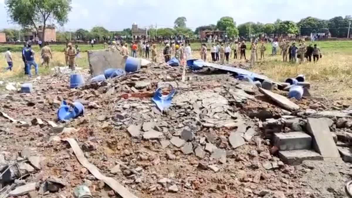 Powerful explosion in Bulandshahr Four dies  Powerful explosion  Bulandshahr  Powerful explosion in Uttar Pradesh Bulandshahr  House completely Collapses  ശക്തമായ സ്‌ഫോടനത്തില്‍ നാലുപേര്‍ മരിച്ചു  വീട് തരിപ്പണമായി  മൃതദേഹങ്ങള്‍ ചിന്നഭിന്നമായ നിലയില്‍  ഉത്തര്‍പ്രദേശിലെ ബുലന്ദ്ഷഹറില്‍  സ്‌ഫോടനത്തില്‍ വീട് തകര്‍ന്ന്  നാലുപേര്‍ സംഭവസ്ഥലത്ത് മരിച്ചു  സ്‌ഫോടനത്തിന് പിന്നിലെ കാരണം  ബുലന്ദ്ഷഹർ  സ്‌ഫോടനം  പൊലീസും ഫയര്‍ ആന്‍റ് റസ്‌ക്യു വിഭാഗവും  പൊലീസ്