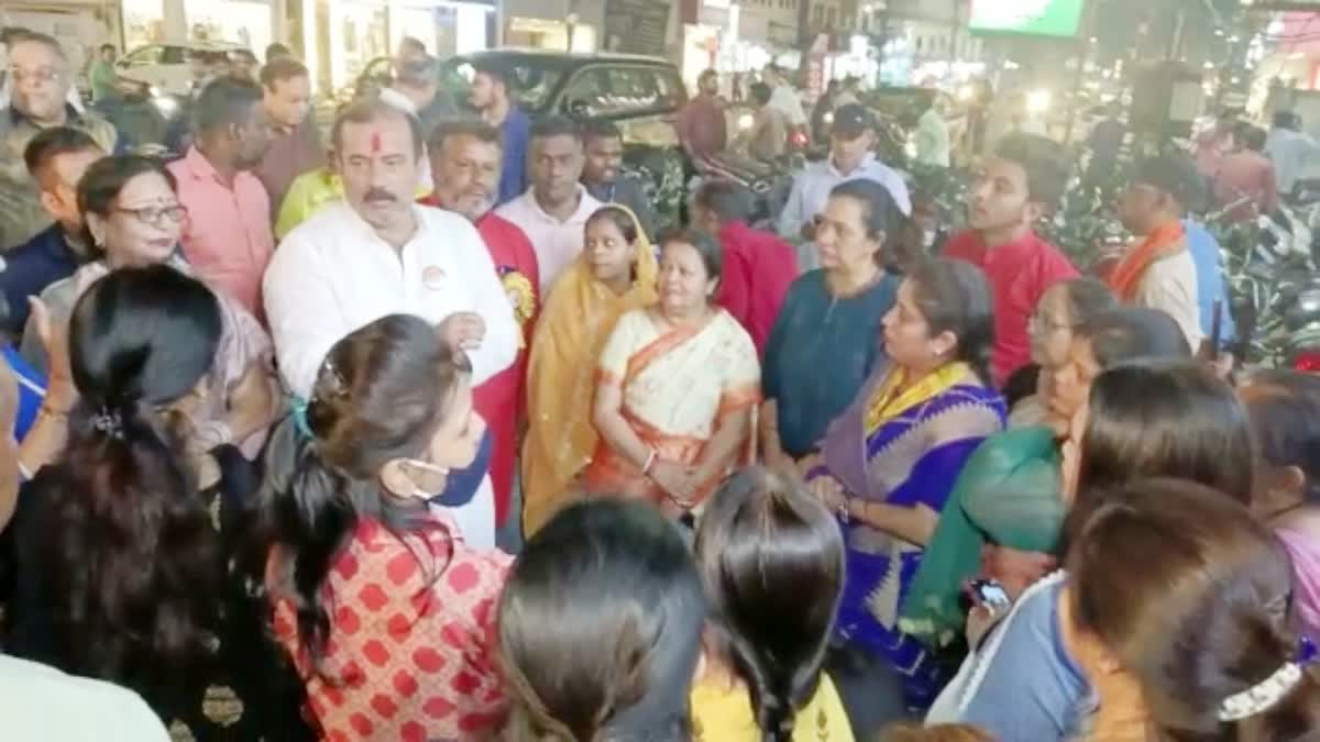 Jabalpur Women protest liquor shop