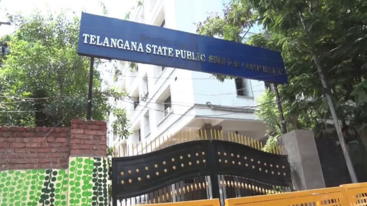 SIT Summons TSPSC Secretary in Paper Leak case  SIT Summons TSPSC Secretary  question Paper Leak case  SIT  TSPSC  TSPSC question Paper Leak case  telangana  telangana TSPSC  എസ്ഐടി  ടിഎസ്‌പിഎസ്‌സി  ടിഎസ്‌പിഎസ്‌സി ചോദ്യപേപ്പർ ചോർച്ച  ടിഎസ്‌പിഎസ്‌സി ചോദ്യപേപ്പർ ചോർച്ചയിൽ സമൻസ്  തെലങ്കാന ടിഎസ്‌പിഎസ്‌സി  വൈഎസ്ആർടിപി  വൈ എസ് ശർമിള  ടിഎസ്‌പിഎസ്‌സി ഓഫിസ്  ടിഎസ്‌പിഎസ്‌സി ഓഫിസ് ഉപരോധം