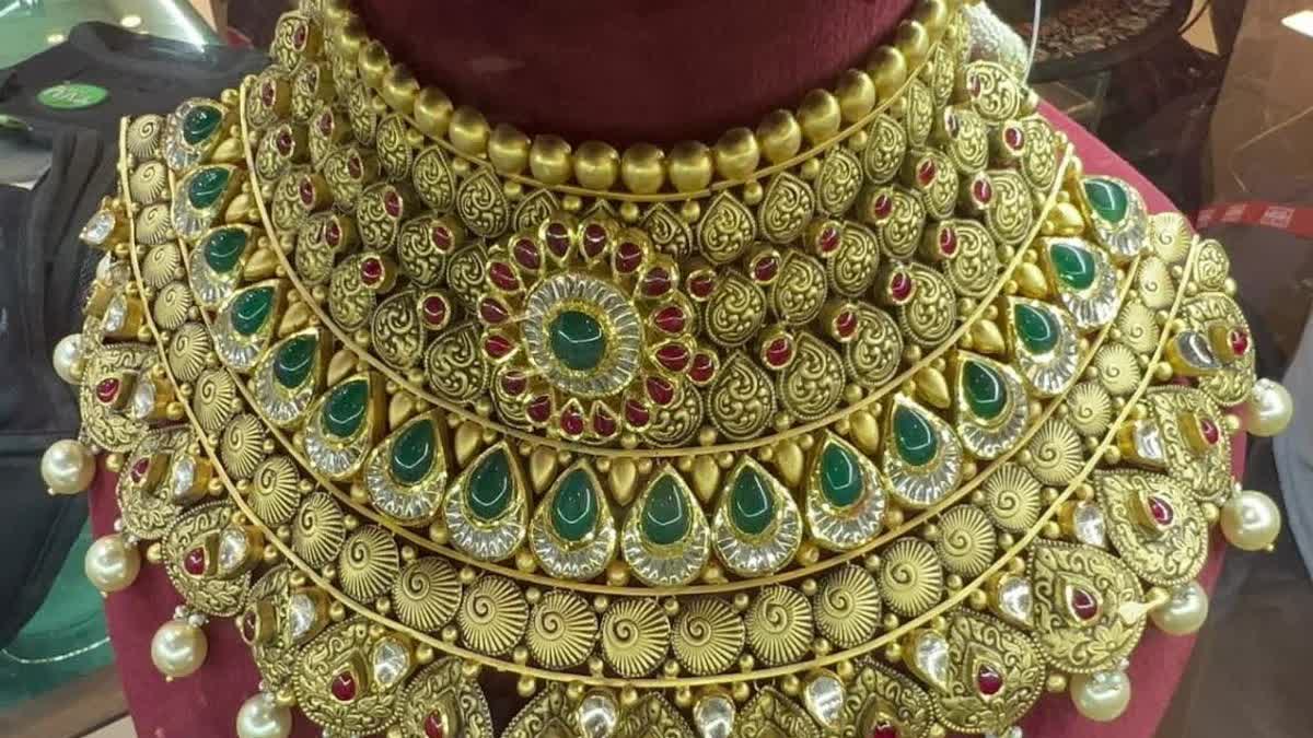 Gold Silver price : ચાંદીના ભાવમાં ઉછાળો, સોનાના ભાવમાં કડાકો