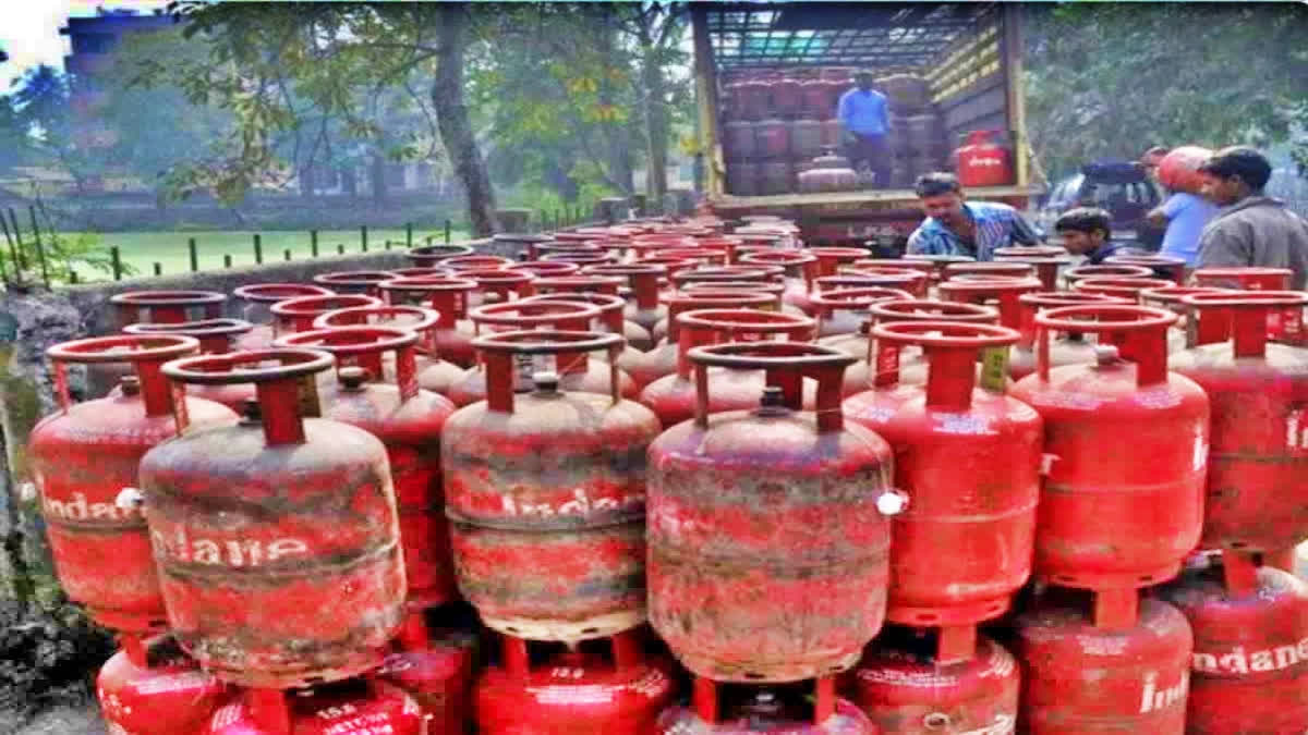 Commercial LPG cylinder price in Delhi  Commercial LPG cylinder prices  LPG cylinder prices decrease in National Capital  LPG cylinder prices decrease in National Capital  LPG cylinder prices  വാണിജ്യ സിലിണ്ടറിന്‍റെ വില കുറഞ്ഞു  വാണിജ്യ സിലിണ്ടറിന്‍റെ വില  വാണിജ്യ പാചക വാതക സിലിണ്ടര്‍  വാണിജ്യ പാചക വാതക സിലിണ്ടര്‍ വില  എല്‍പിജി  500 രൂപയ്‌ക്ക് സിലിണ്ടര്‍ പ്രഖ്യാപിച്ച് കോണ്‍ഗ്രസ്  കോണ്‍ഗ്രസ്  500 രൂപയ്‌ക്ക് സിലിണ്ടര്‍