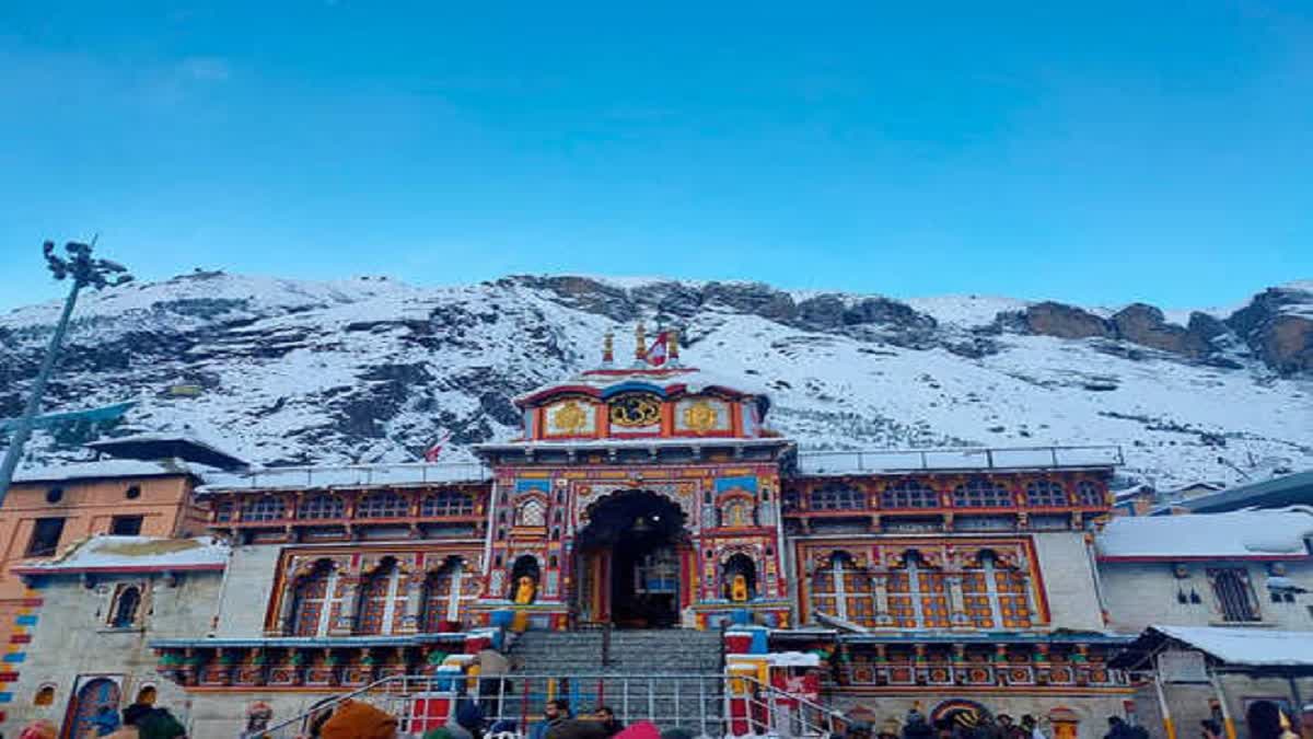 Snowfall started once again in Badrinath Dham