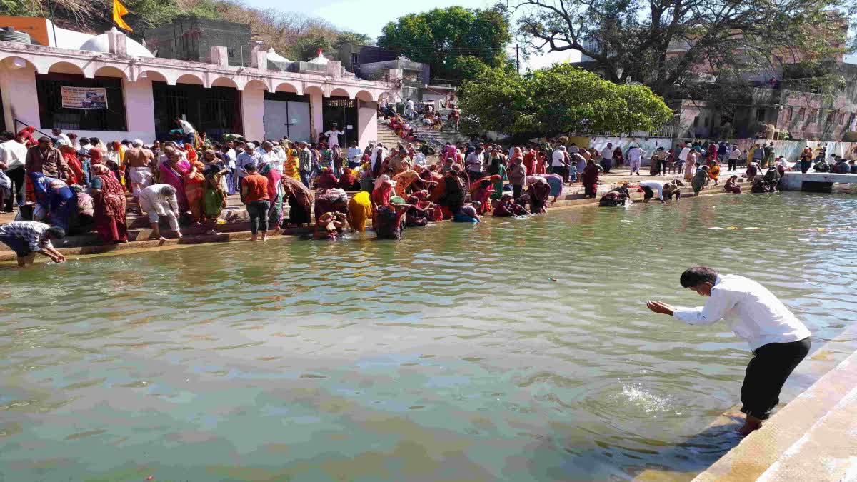 Chaitra Agiyaras : 71 પેઢીના આત્માઓને મોક્ષ માટે ભાવિકોએ કુંડમાં લગાવી ડૂબકી