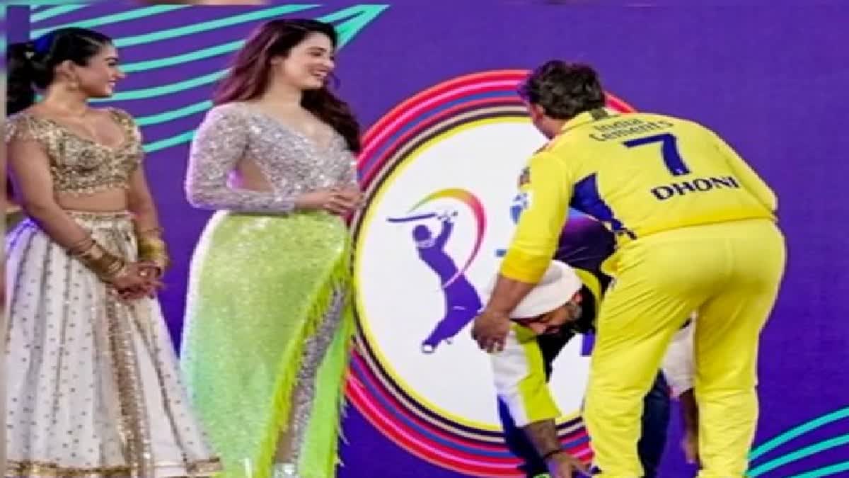 Arijit Touched Dhoni Feet