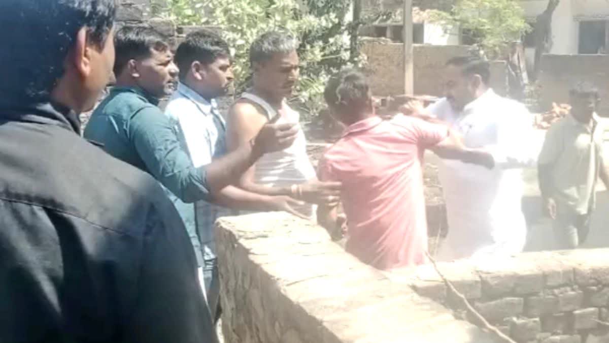 गोरखपुर में भाजपा नेता की दबंगई का वीडियाे वायरल.