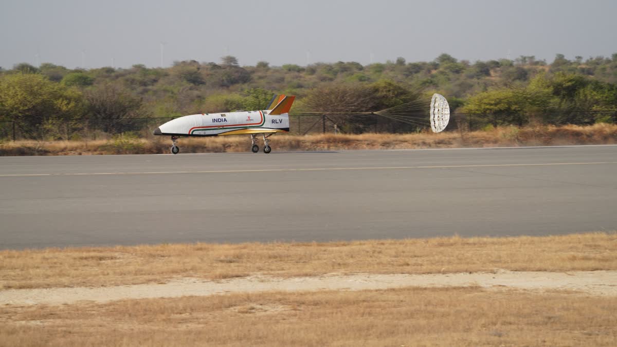 ISRO launches RLV  ISRO launches RLV at ATR in Karnataka  കർണാടക  ചിത്രദുർഗ  ആർഎൽവി  ഐഎസ്ആർഒ  ഇന്ത്യൻ വ്യോമസേന  ചിനൂക്ക് ഹെലികോപ്റ്റർ  റൺവേ  The Indian Space Research Organisation  RLV LEX  Reusable Launch Vehicle Autonomous Landing Mission  ആർഎൽവിയുടെ ലാൻഡിംഗ് പരീക്ഷണം