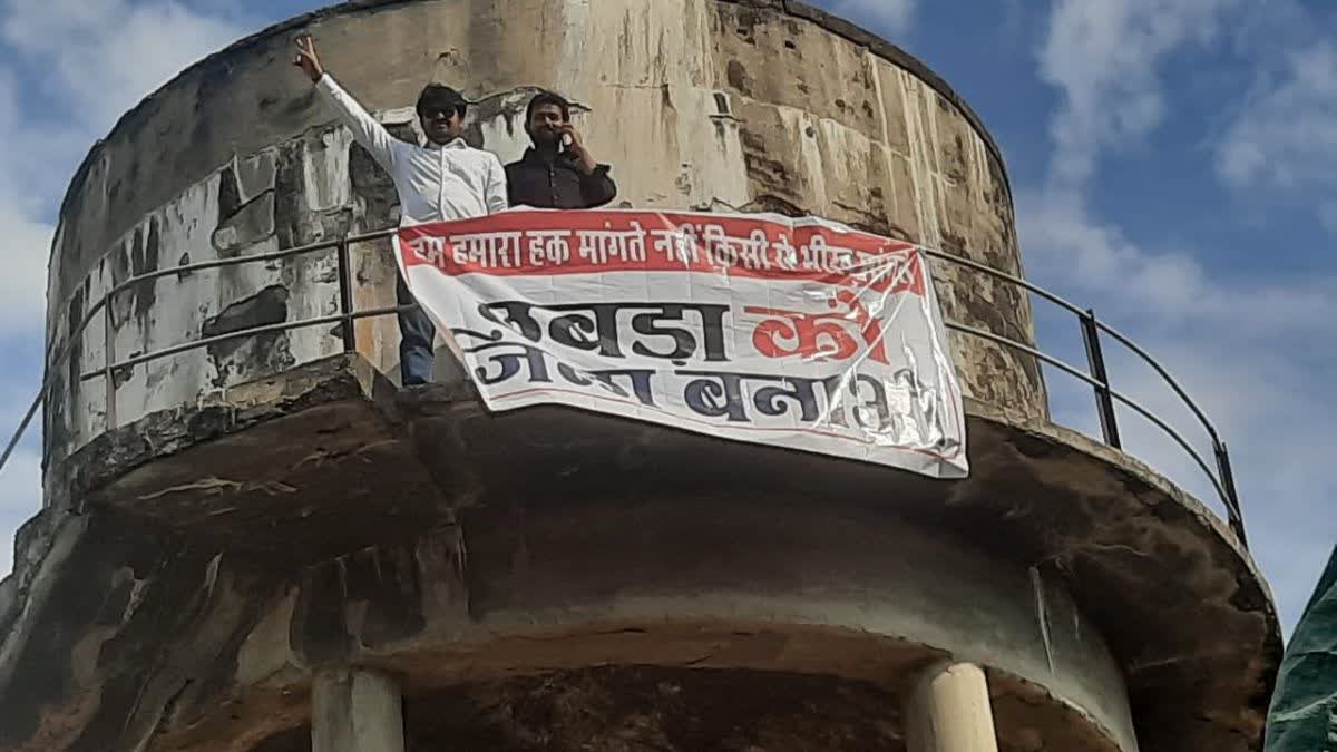 Councilor climbed Atop water tank in Baran