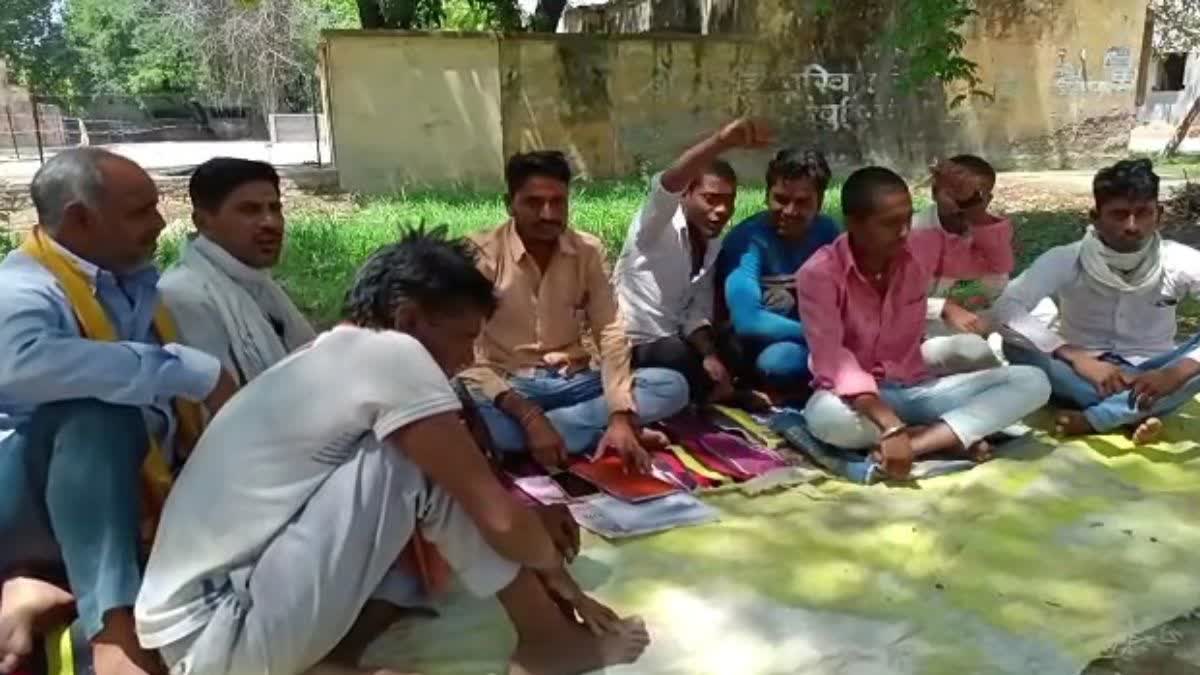 कौशांबी में भ्रष्टाचार के खिलाफ भाजपा नेता का धरना.