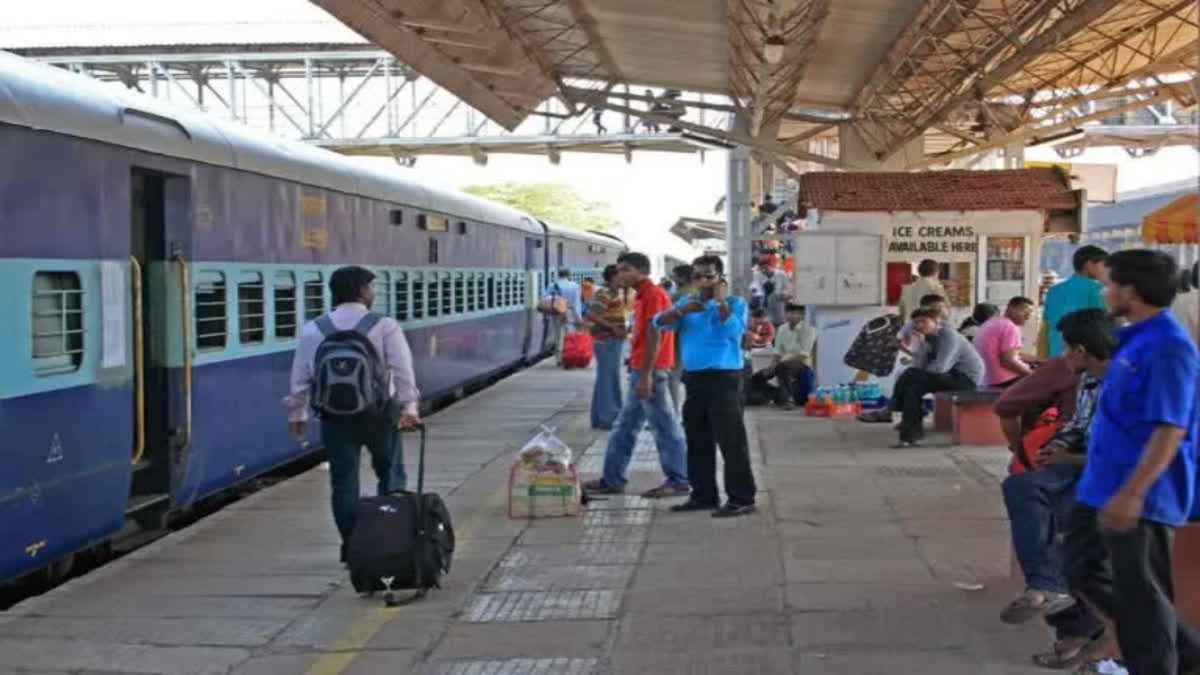 southern railway  passenger revenue of southern railway  record freight passenger revenue  റെക്കോര്‍ഡ് നേട്ടവുമായി ദക്ഷിണ റെയില്‍വേ  യാത്രക്കൂലി  ദക്ഷിണ റെയില്‍വേ  ചരക്കു കൂലി  സ്‌പെഷ്യല്‍ ട്രെയിനുകള്‍