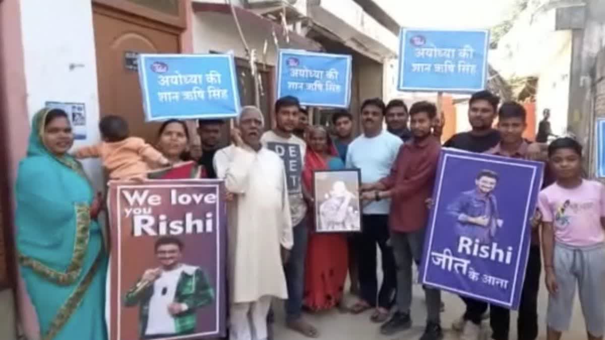 इंडियन आइडल विनर ऋषि सिंह के घर के बाहर लोगों ने आतिशबाजी की.