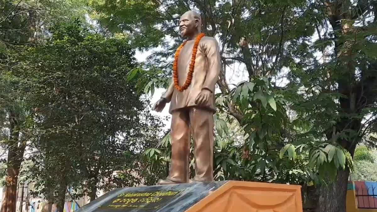 controversy over the statue of naba choudhry