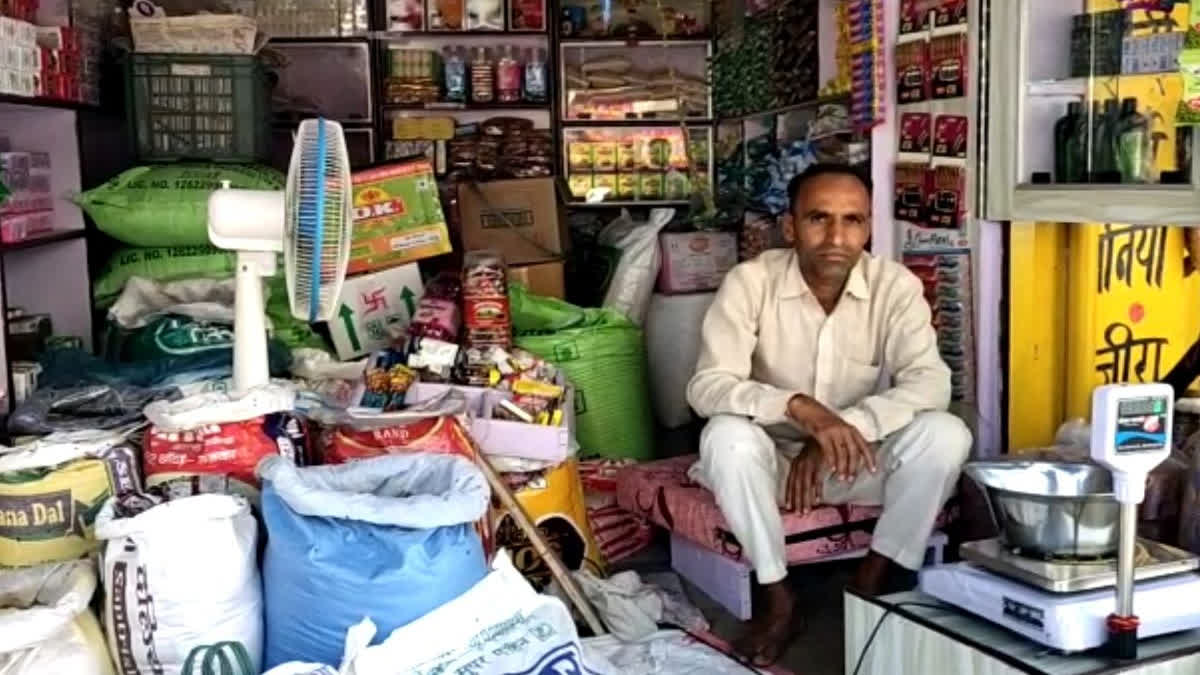 money bag of shopkeeper stolen from shop