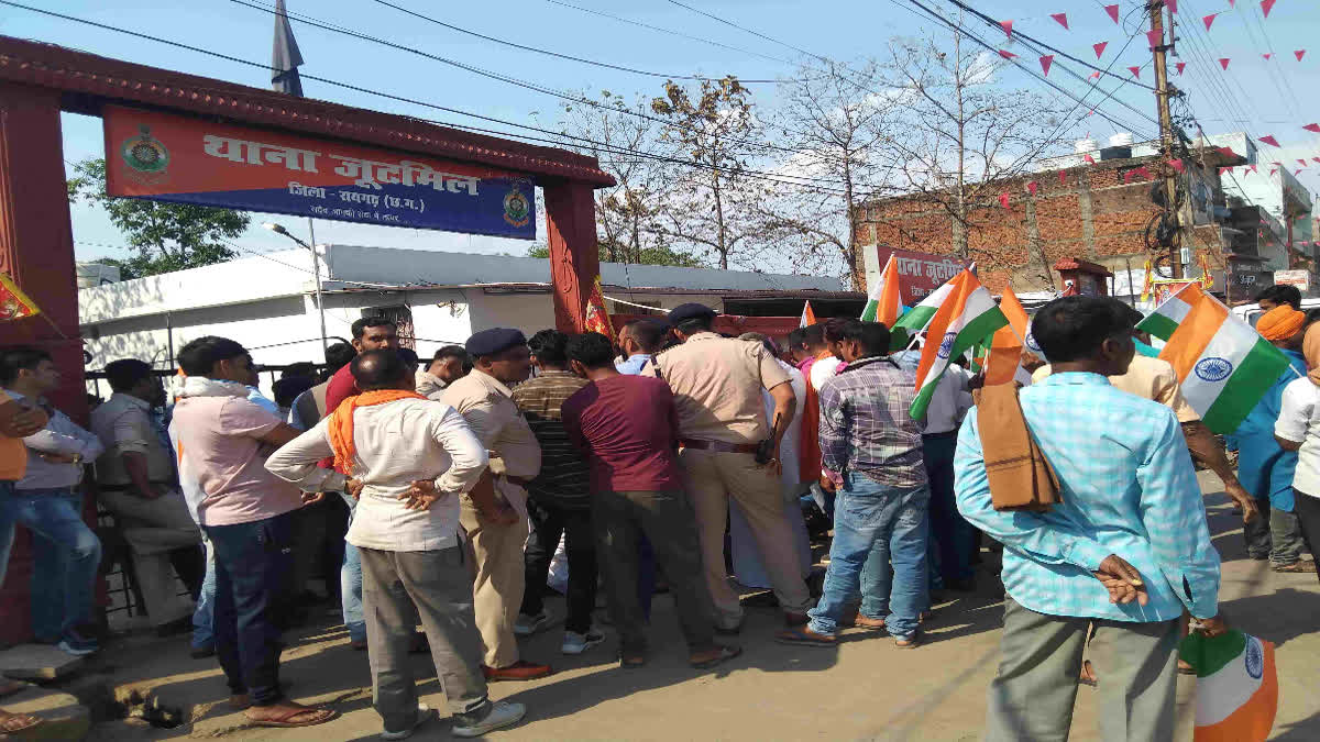 Farmers surrounded the jute mill police station