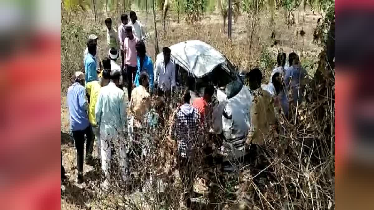 ಸಿಂದಗಿ ಬಳಿ ಟೈರ್​ ಸ್ಫೋಟವಾಗಿ ಕಾರು ಪಲ್ಟಿ