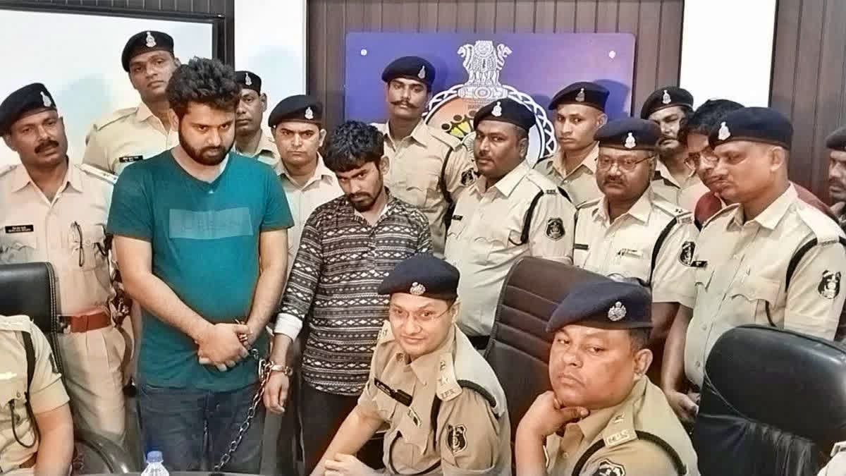 Fraudster duo arrested by Durg Police for duping 6000 women of Rs 2 crore