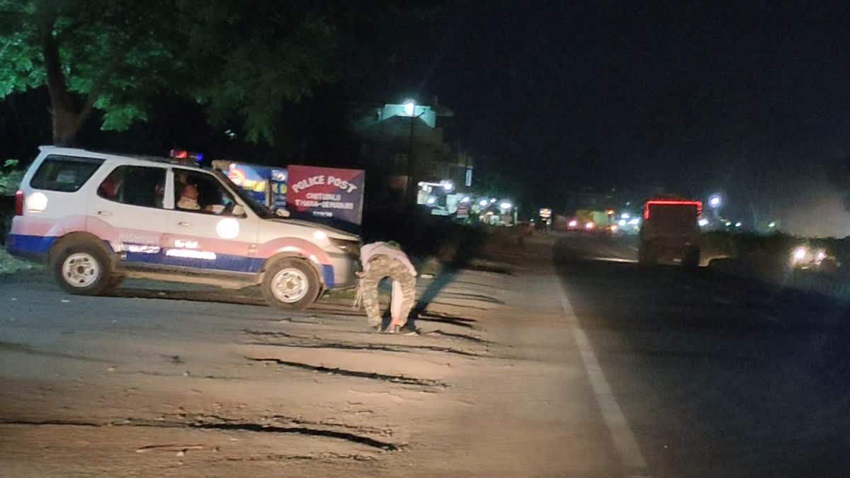 Ranchi police collects money thrown by coal smugglers