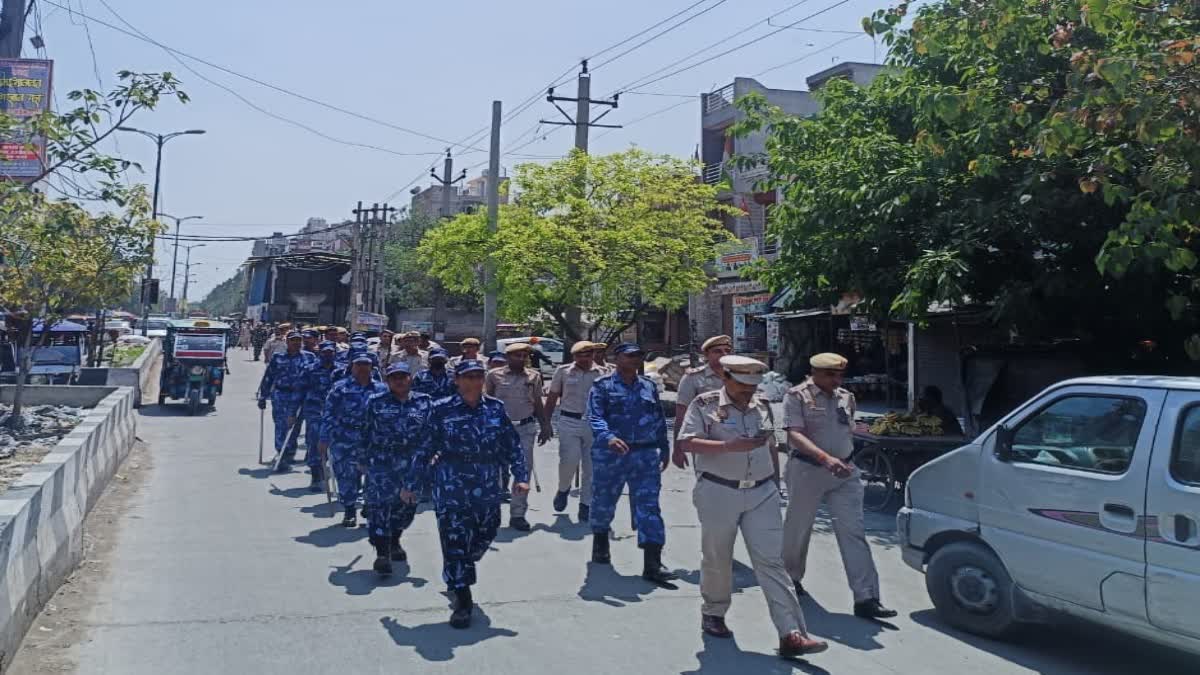 जहांगीरपुरी में दिल्ली पुलिस का फ्लैग मार्च