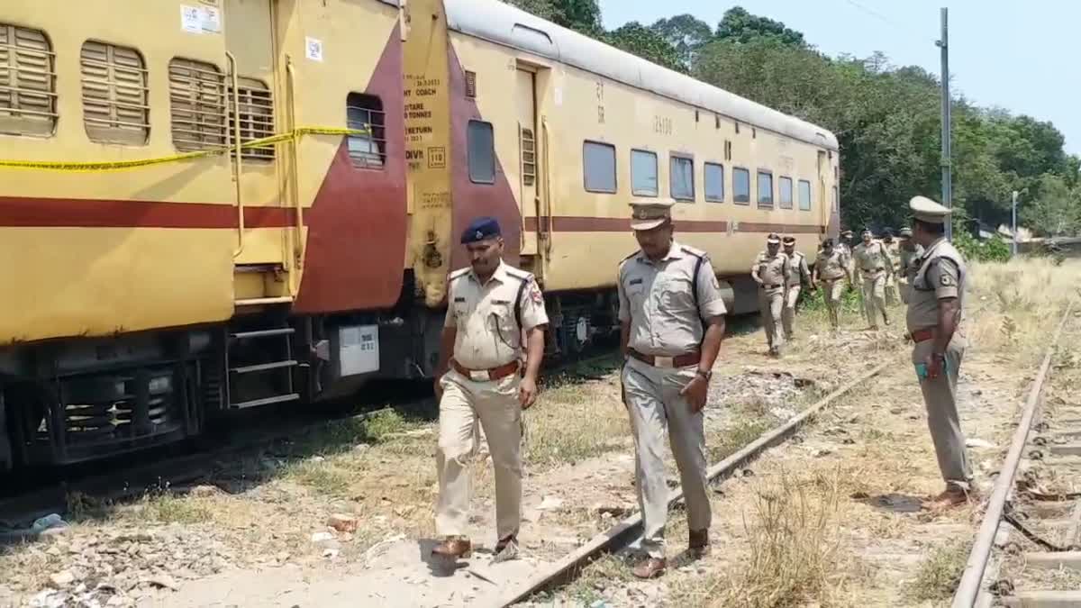 Ajithkumar  Calicut train fire case ADGP visited Train  ട്രെയിനിലെ തീവയ്‌പ്പ്  അന്വേഷണ സംഘം സ്ഥലം സന്ദര്‍ശിച്ചു  പ്രതിയെ ഉടന്‍ കേരളത്തിലെത്തിക്കും  എഡിജിപി  എലത്തൂര്‍ ട്രെയിന്‍ തീവയ്‌പ്പ്  kerala news updates  latest news in kerala  news live