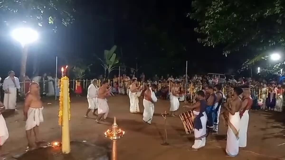 Kottayam Kurinjikkavu temple  Kottayam Kurinjikkavu temple and rare Custom  Kottayam  Thaalamedupp and Thaalam thullal by men  Thaalam thullal by men  താലമെടുപ്പും താലം തുള്ളലുമായി  അപൂര്‍വമായ ആചാരം  ആചാരം കൊണ്ട് വ്യത്യസ്‌തമായി കുറിഞ്ഞിക്കാവ്  കുറിഞ്ഞിക്കാവ്  പുരുഷൻമാരുടെ താലമെടുപ്പും താലം തുള്ളലും  കോട്ടയം  രാമപുരം  വനദുർഗാ ദേവി  Vanadurga temple