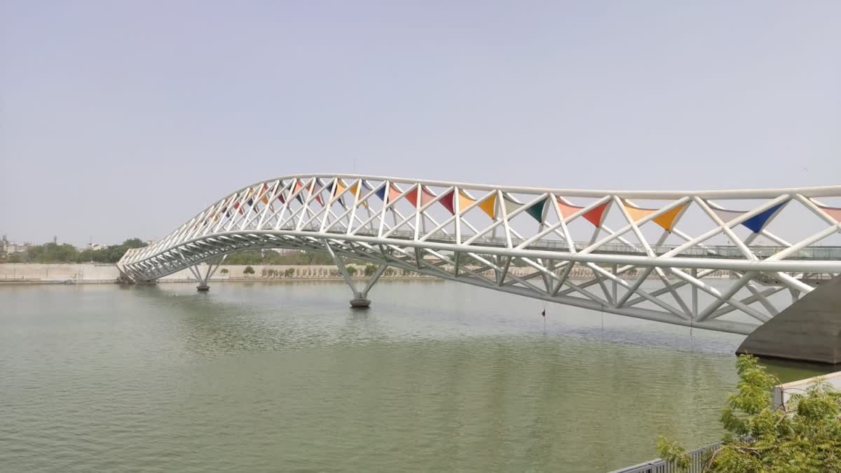 Uttlebridge : અટલબ્રિજ પર મોટી દુર્ઘટના થતા થતા અટકી, કાચમાં  પડી તિરાડો