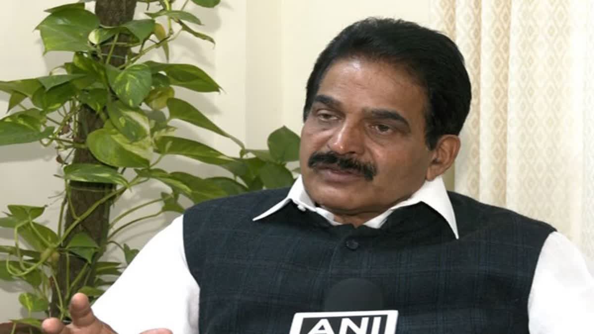 Congress leader K C Venugopal lodges police complaint against illegal cloning of his mobile number  KC Venugopal phone hacked  KC Venugopal  illegal cloning  കെ സി വേണുഗോപാല്‍  ഫോണ്‍ ഹാക്ക് ചെയ്യപ്പെട്ടതായി കെ സി വേണുഗോപാല്‍  എഐസിസി ജനറല്‍ സെക്രട്ടറി  എഐസിസി  സംസ്ഥാന പൊലീസ് മേധാവി  സംസ്ഥാന പൊലീസ് മേധാവി അനില്‍ കാന്ത്