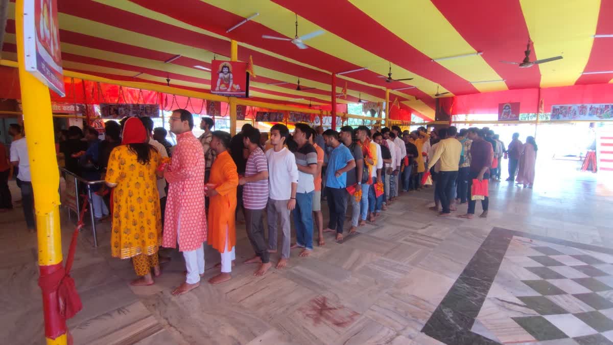 पटना महावीर जयंती पर मंदिर में कतारबद्ध लोग