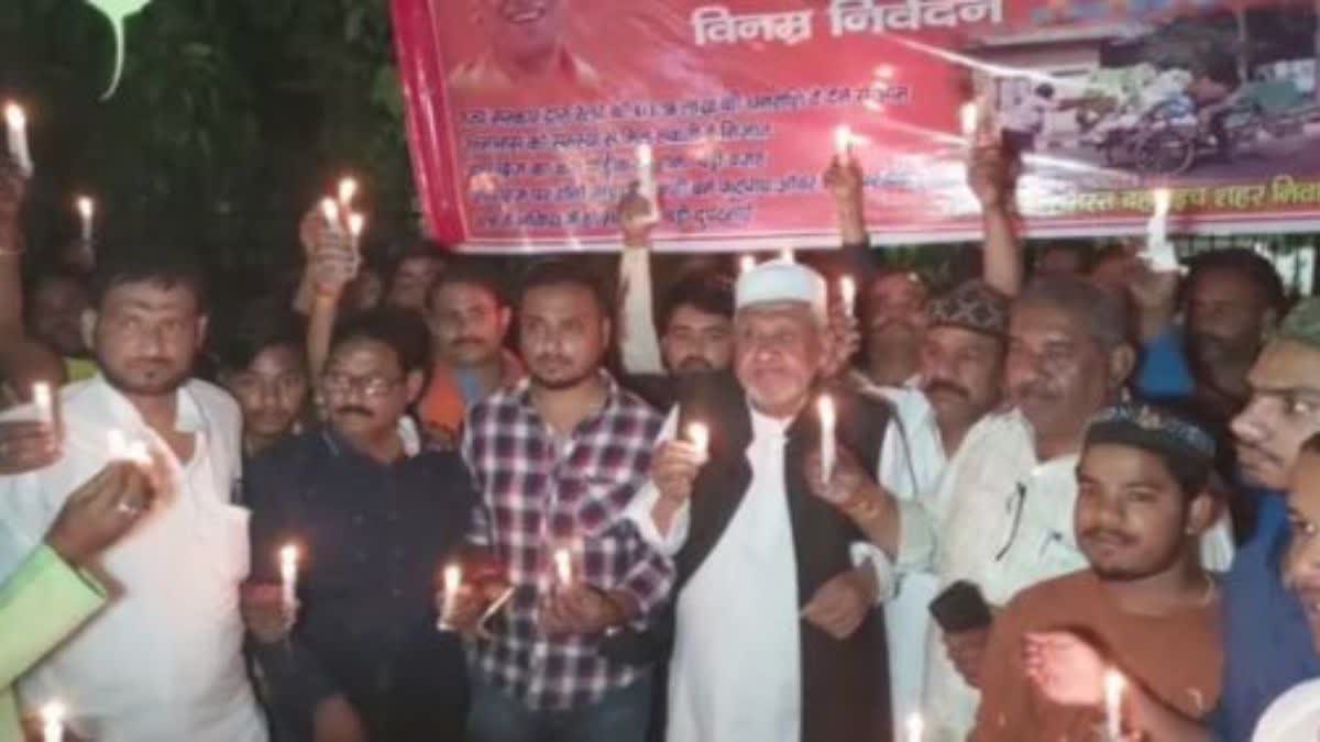 bahraich-bhinga-road people with candles in hands protest