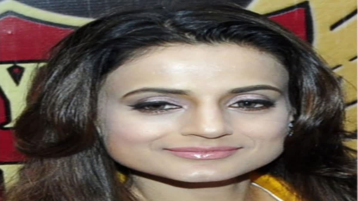 warrant-against-actress-ameesha-patel