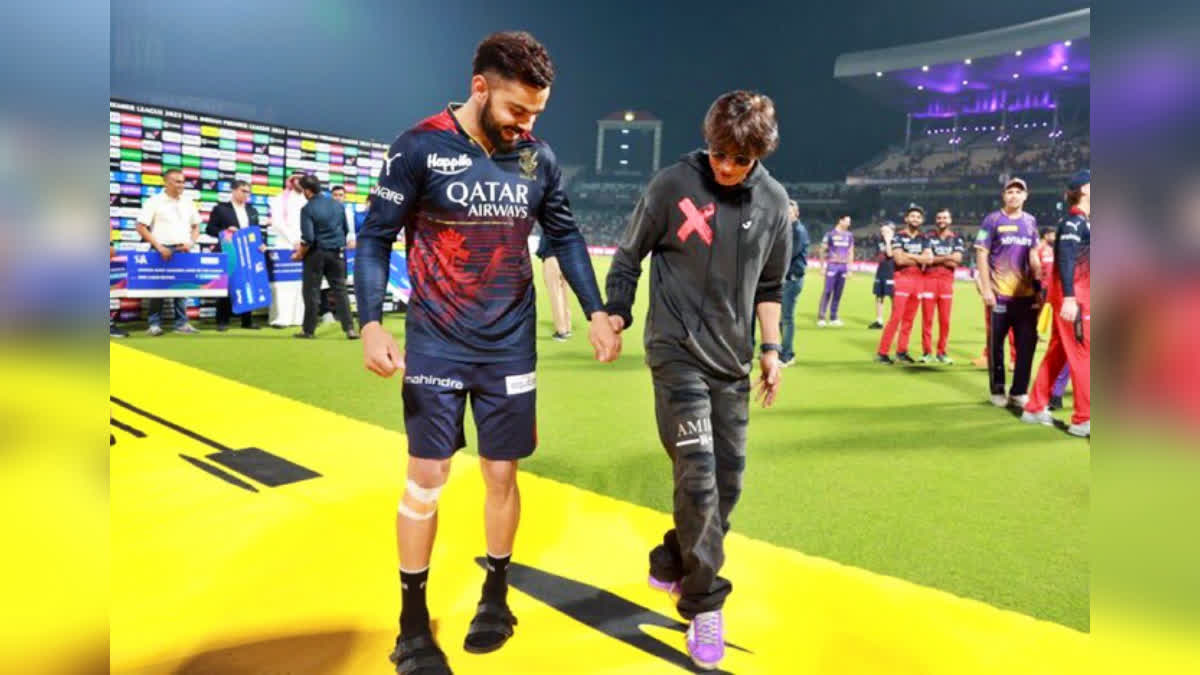 bollywood star shah rukh khan latest news  shah rukh and virat kohli together  SRK dances with Virat on Pathaan song  SRK and Virat in one frame  Shah rukh khan at eden gardens Kolkata  RCB vs KKR  ಆರ್​ಸಿಬಿ ಕೆಕೆಆರ್​ ಪಂದ್ಯ  Jhoome Jo Pathaan ಸಾಂಗ್​ನ ಸ್ಟೆಪ್ಸ್​ ಕಲಿಸಿದ ಶಾರುಖ್​ ವಿರಾಟ್​ಗೆ Jhoome Jo Pathaan ಸಾಂಗ್​ನ ಸ್ಟೆಪ್ಸ್​ ವಿರಾಟ್ ಕೊಹ್ಲಿಗೆ ಶಾರುಖ್ ಖಾನ್ ಪಠಾಣ್ ಚಿತ್ರದ ಹಾಡು  ಸಾಮಾಜಿಕ ಜಾಲತಾಣದಲ್ಲಿ ಸಖತ್​ ವೈರಲ್  ರಾಯಲ್ ಚಾಲೆಂಜರ್ಸ್ ಬೆಂಗಳೂರು  ಶಾರುಖ್ ಖಾನ್ ಮಾಲೀಕತ್ವದ ಕೋಲ್ಕತ್ತಾ ನೈಟ್ ರೈಡರ್ಸ್  RCB ಸ್ಟಾರ್ ವಿರಾಟ್ ಕೊಹ್ಲಿ