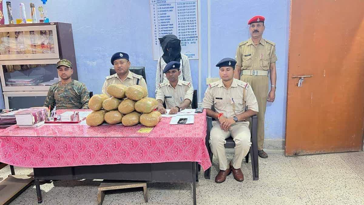 Passenger arrested with 10 kg ganja from bus in gumla