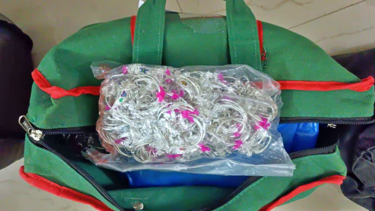 silver seized and FIR registered in Bidar  crores silver seized  Bidar election news  ಗಡಿಭಾಗದಲ್ಲಿ ಪೊಲೀಸರು ಕಟ್ಟೆಚ್ಚರ  ಬೆಳ್ಳಿ ಕಾಲುಂಗುರಗಳನ್ನು ಪೊಲೀಸರು ವಶಕ್ಕೆ  142 ಕೆಜಿ ಬೆಳ್ಳಿ ಕಾಲುಂಗುರ ವಶ  ಗಡಿಯಲ್ಲಿ ಪೊಲೀಸರ ಸರ್ಪಗಾವಲು  ಬೀದರ ಜಿಲ್ಲಾದ್ಯಾಂತ ಗಡಿ ಪ್ರದೇಶದಲ್ಲಿ 30 ಚೆಕ್ ಪೋಸ್ಟ್  ಪೊಲೀಸ ಇಲಾಖೆ ಹದ್ದಿನ ಕಣ್ಣು