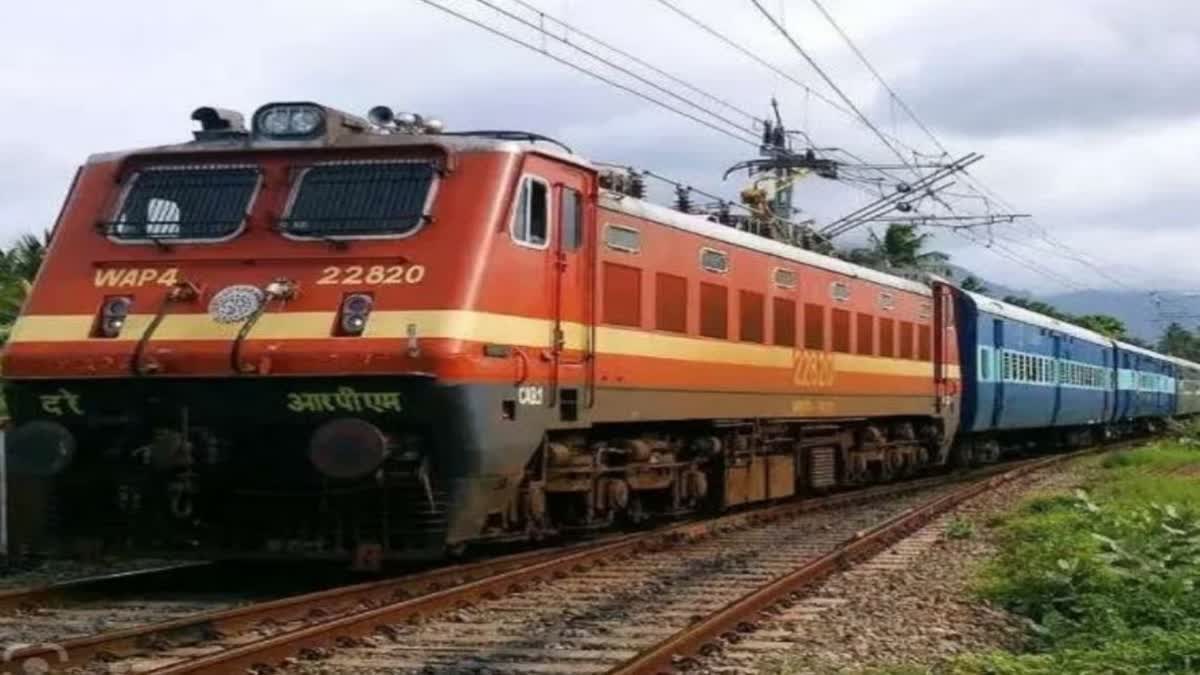 Foreign Tourist Molested  In Train : ટ્રેનમાં વિદેશી મહિલાની છેડતી, રેલવે પ્રધાનને ટ્વીટ કરીને કોચ એટેન્ડન્ટ પર લગાવ્યો આરોપ, બાદમાં કહ્યું થઈ ગેરસમજ