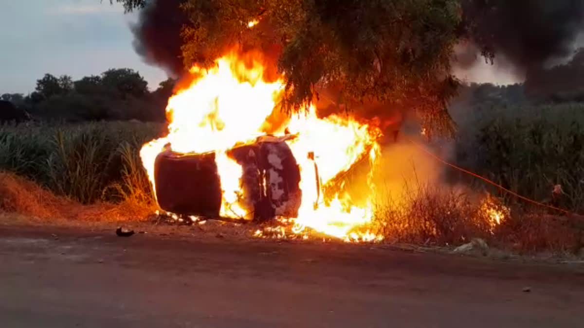 People set fire on car in  Bagalkot