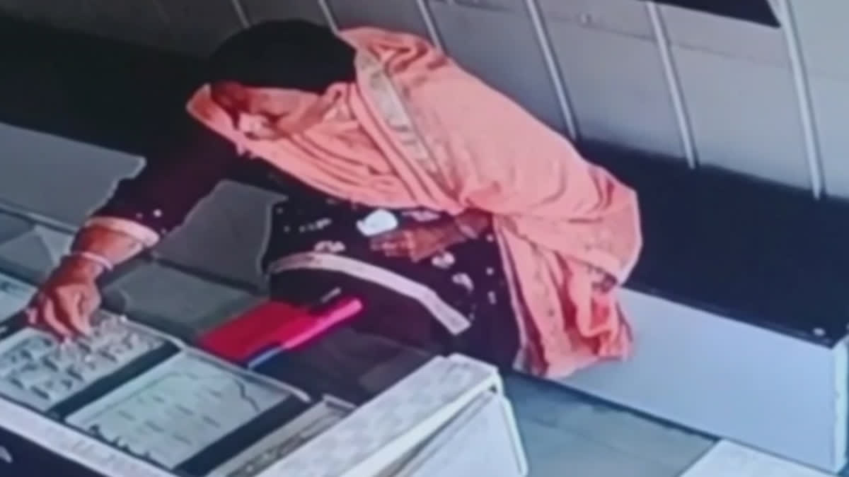 A woman stole gold from a shop in Sri Fatehgarh Sahib