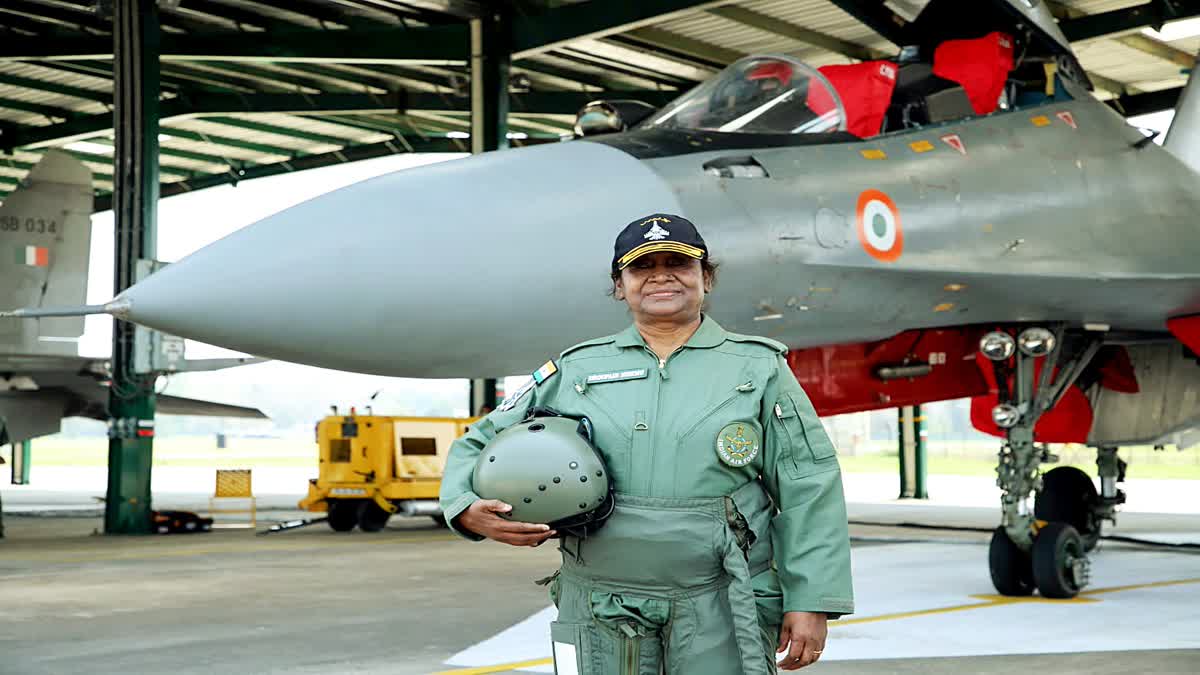 President takes maiden sortie in fighter jet  Droupadi Murmu takes maiden sortie in fighter jet  President Droupadi Murmu  സുഖോയ് 30 എംകെഐ  യുദ്ധവിമാന യാത്ര നടത്തി ദ്രൗപതി മുര്‍മു  ദ്രൗപതി മുര്‍മു  രാഷ്‌ട്രപതി ദ്രൗപതി മുര്‍മു  സുഖോയ്‌ 30 എംകെഐ  പ്രതിഭ പാട്ടീല്‍  എപിജെ അബ്‌ദുല്‍ കലാം