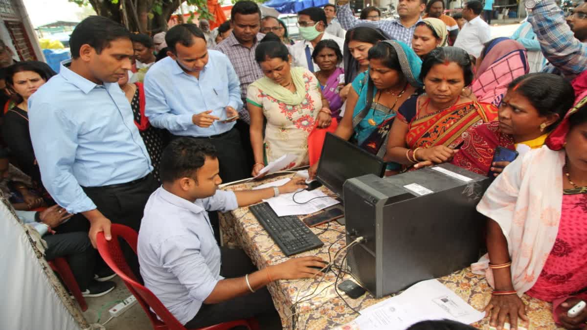 Bhopal collector reached E KYC center