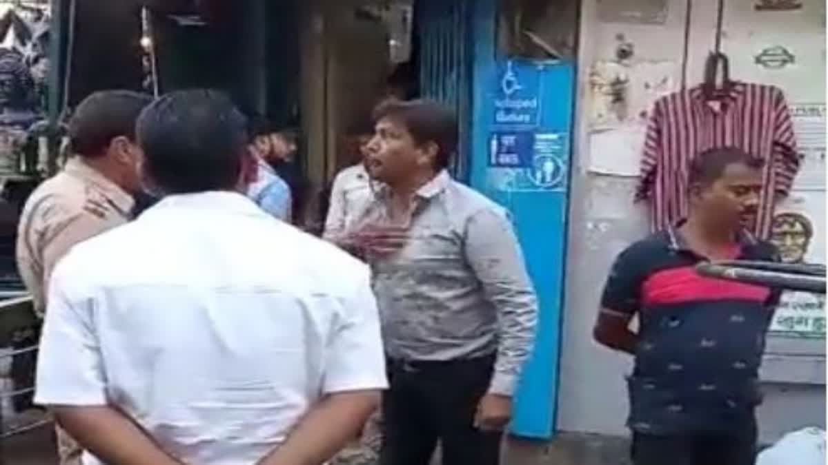 Street vendor accuses policeman of taking bribe