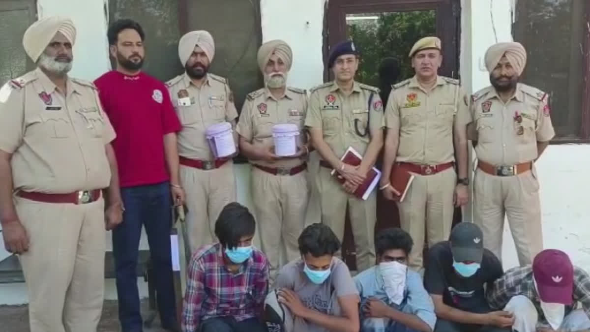 Amritsar police arrested gang involved in robbery with toy pistol