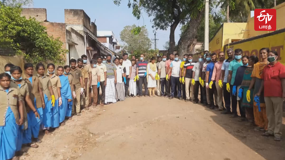 தூய்மை பணியில் ஈடுபட்ட காவலர்கள்!..மன நெகிழ்ச்சியில் பொதுமக்கள்