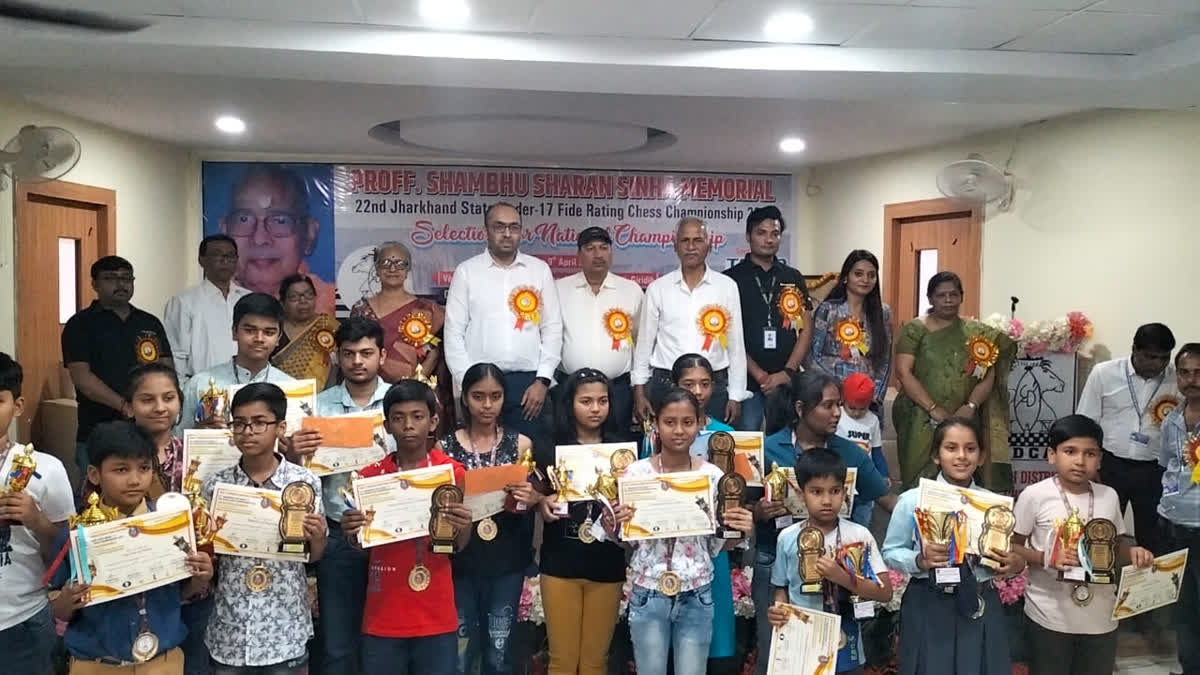 Dhanbad Ishant became overall champion of chess competition in giridih