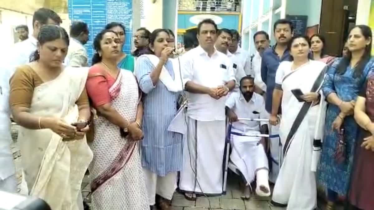 Kochi Corporation UDF no confidence motion fails  Kochi Corporation  no confidence motion  no confidence motion raised by UDF  കൊച്ചി കോർപ്പറേഷൻ  കൊച്ചി കോർപ്പറേഷൻ മേയർ  മേയർക്കെതിരെയുള്ള യുഡിഎഫ് അവിശ്വാസപ്രമേയം  യുഡിഎഫ് അവിശ്വാസപ്രമേയം പരാജയപ്പെട്ടു  യുഡിഎഫ് അവിശ്വാസപ്രമേയം  യുഡിഎഫ്  യുഡിഎഫ് അംഗങ്ങള്‍  ബ്രഹ്മപുരം തീ പിടിത്തം  സിപിഎം  ബിജെപി  ജില്ല കലക്‌ടർ എൻഎസ്കെ ഉമേഷ്  ജില്ല കലക്‌ടർ