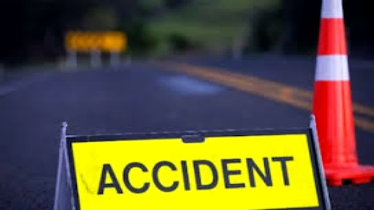 dhar road accident while collecting scatter wheat
