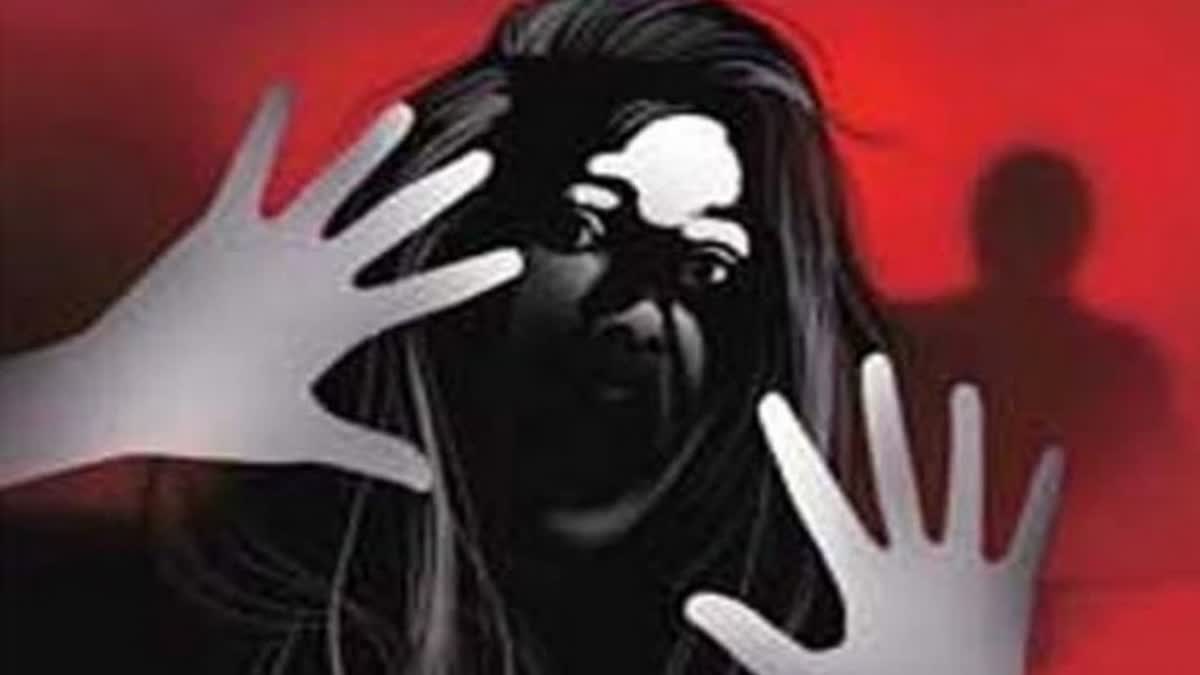 Rajkot Crime : રાજકોટમાં પ્રોફેસરની પત્ની સાથે 8 વર્ષથી દુષ્કર્મ આચરતા યુવકની ધરપકડ