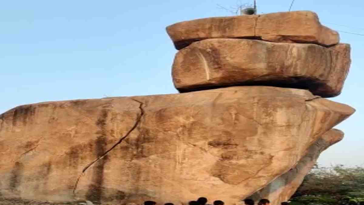 Cracks formed in the rock in Gonegandla