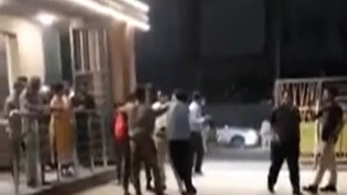 security guard and delivery boy fight in Noida