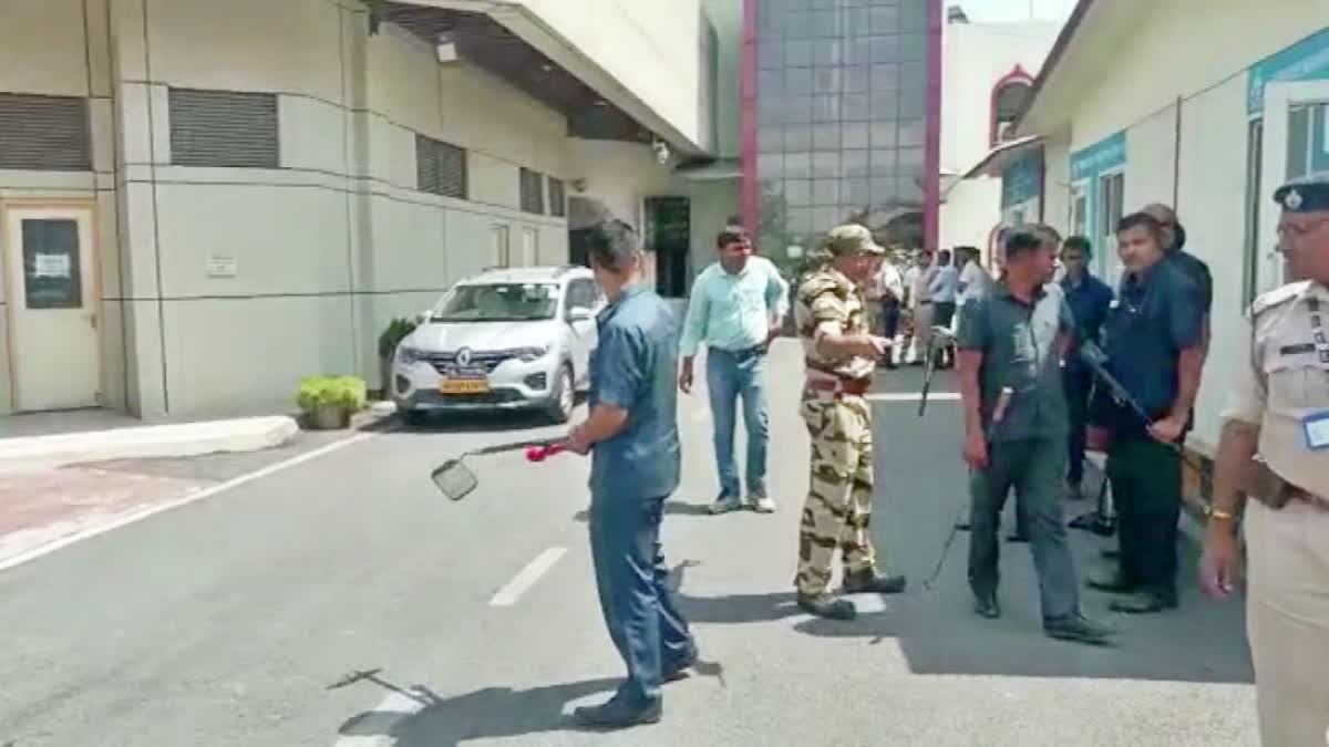 Bomb At Patna Airport: पटना एयरपोर्ट पर बम की सूचना से मचा हड़कंप, bomb  alert at patna airport